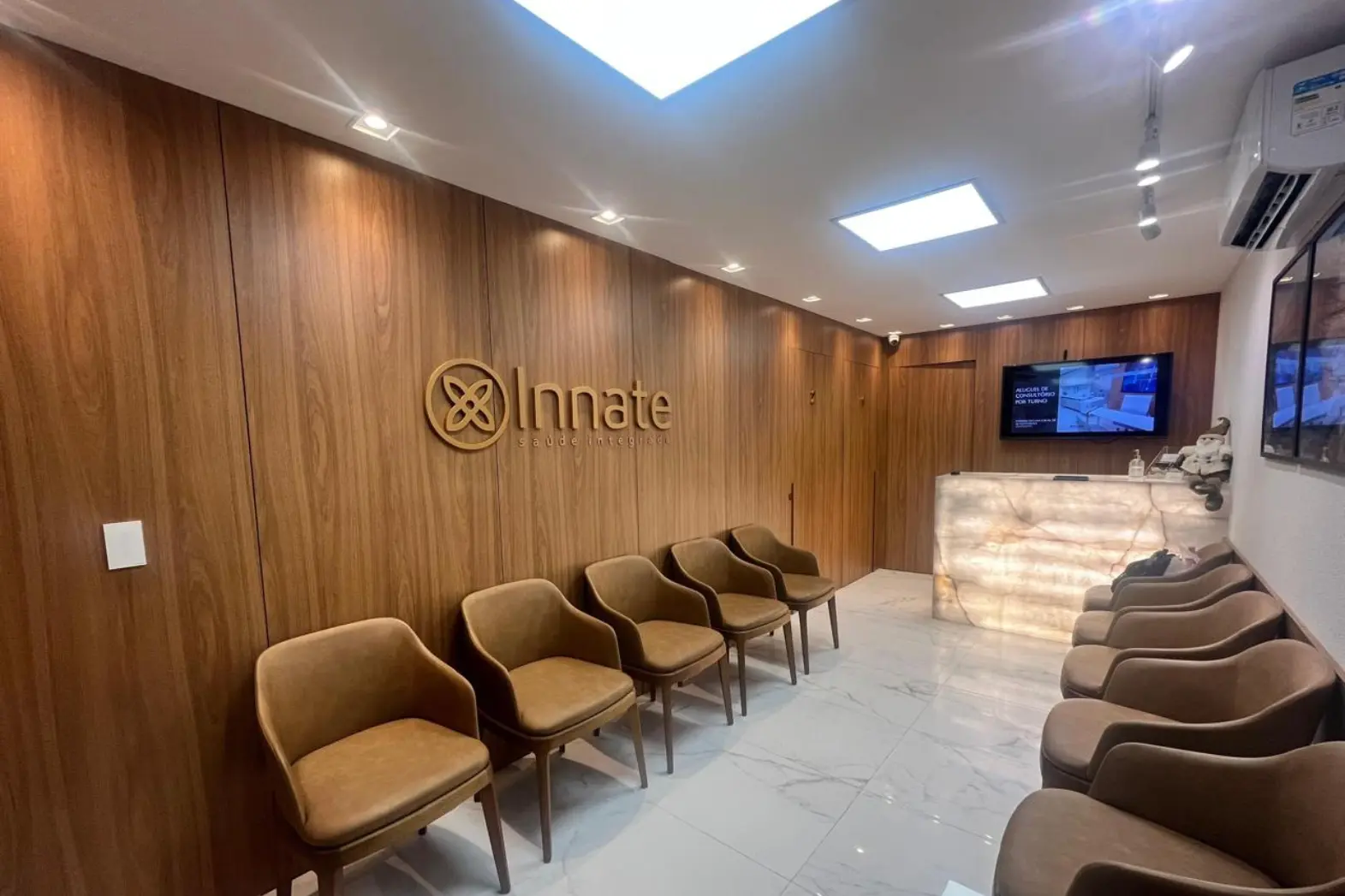 Sala de espera e recepção da Innate Saúde Integrada